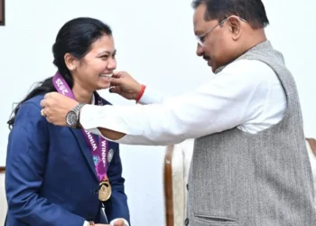 वर्ल्ड कप विजेता भारतीय महिला क्रिकेट टीम की फिजियोथेरेपिस्ट आकांक्षा सत्यवंशी ने मुख्यमंत्री से की मुलाकात