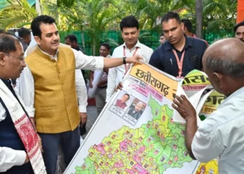 पेंटर शिवकुमार निराला ने मुख्यमंत्री विष्णु देव साय को भेंट किया विशिष्ट ‘राजनीतिक मानचित्र’