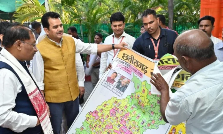 पेंटर शिवकुमार निराला ने मुख्यमंत्री विष्णु देव साय को भेंट किया विशिष्ट ‘राजनीतिक मानचित्र’