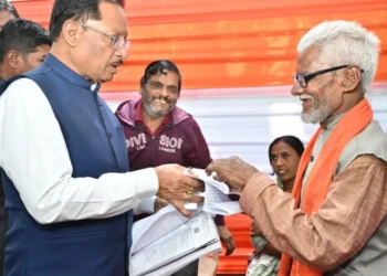जनदर्शन: मुख्यमंत्री विष्णु देव साय ने आमजन की समस्याएँ सुनीं, मौके पर दिए त्वरित समाधान