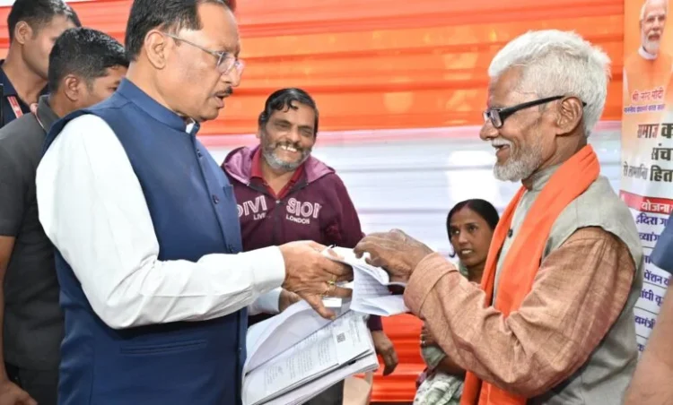 जनदर्शन: मुख्यमंत्री विष्णु देव साय ने आमजन की समस्याएँ सुनीं, मौके पर दिए त्वरित समाधान