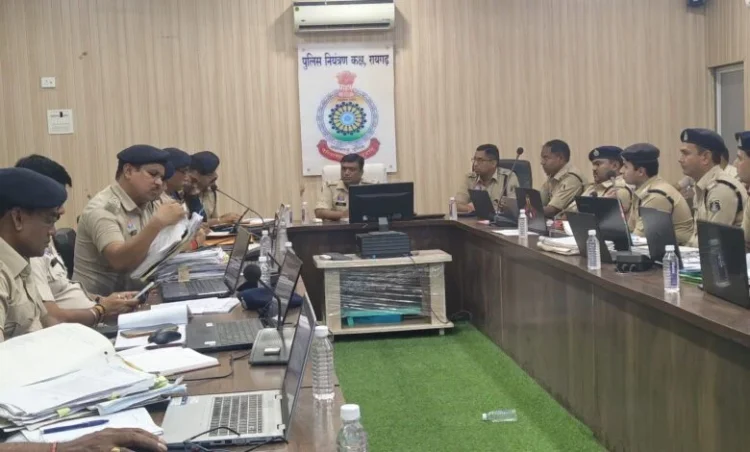 अपराध समीक्षा बैठक : एसपी दिव्यांग पटेल के निर्देश — लंबित प्रकरणों का शीघ्र निराकरण करें, विजुअल पुलिसिंग को बनाएं और प्रभावी