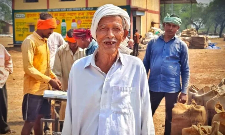 धान विक्रय में हुई सुगमता से प्रसन्नचित है बुजुर्ग किसान कोल्हु राम साहू