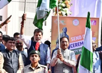 मुख्यमंत्री विष्णुदेव साय ने यूनिटी मार्च के लिए राज्य के 68 युवाओं के दल को हरी झंडी दिखाकर किया रवाना