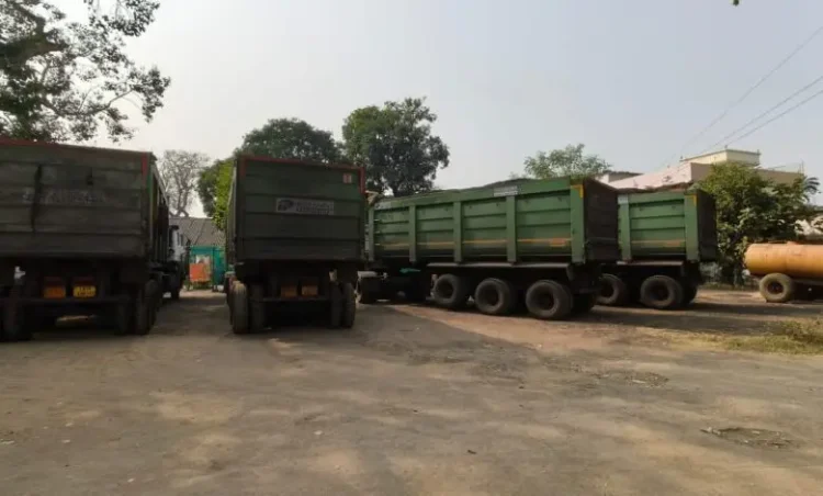 कुख्यात कोल ट्रांसपोर्टर की चल रही थी गुप्त तस्करी, घरघोड़ा में 5 ट्रेलर जब्त, सिंडिकेट में बड़े नामों की जांच शुरू