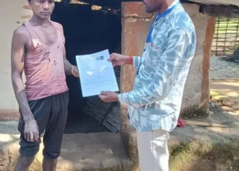 जंगल-पहाड़ों के रास्तों से मतदाताओं तक पहुंच रही टीम