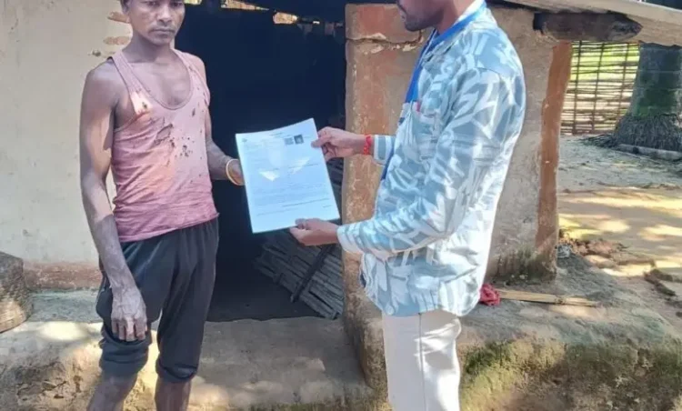 जंगल-पहाड़ों के रास्तों से मतदाताओं तक पहुंच रही टीम