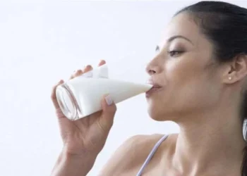 रोज रात गर्म दूध पीने से शरीर को मिलते हैं 4 बड़े फायदे…