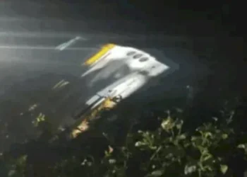 भीषण सड़क हादसा; कार से टकराकर खाई में गिरी बस, दो महिलाओं सहित 3 की दर्दनाक मौत