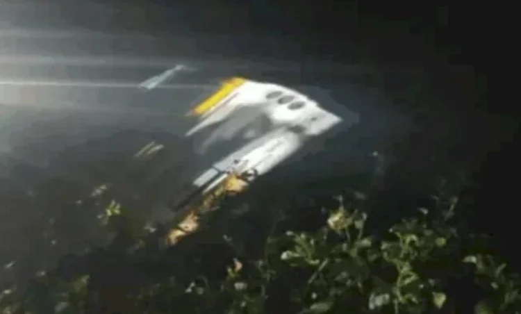 भीषण सड़क हादसा; कार से टकराकर खाई में गिरी बस, दो महिलाओं सहित 3 की दर्दनाक मौत