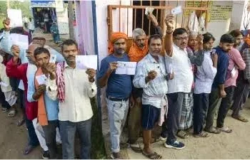 बिहार में पहले चरण की वोटिंग जारी, जानिए अब तक कितना मतदान हुआ