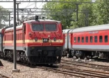 बिलासपुर में एक ही ट्रैक पर तीन ट्रेनें, इस दौरान यात्रियों में मचा हड़कंप… लोगों के ट्रेन के आगे-पीछे खड़ी थी मालगाड़ियां
