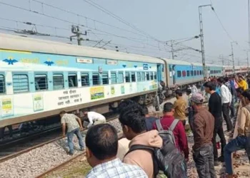 चलती ट्रेन में धुआं उठने से मची अफरातफरी, घबराए यात्री कोच से बाहर कूदे