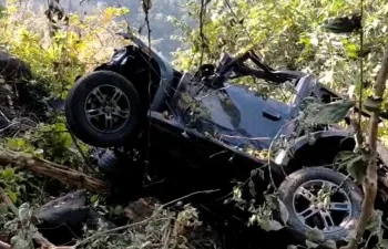 भीषण सड़क हादसा; 400 फुट गहरी खाई में एसयूवी गिरने से छह लोगों की दर्दनाक मौत