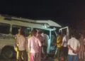 भीषण सड़क हादसा; सड़क किनारे खड़े ट्रेलर में घुसी ट्रैवलर, कई लोगों की मौत