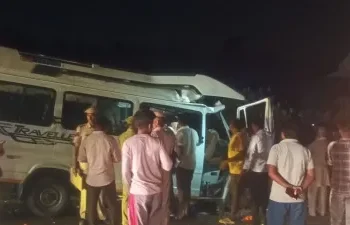 भीषण सड़क हादसा; सड़क किनारे खड़े ट्रेलर में घुसी ट्रैवलर, कई लोगों की मौत
