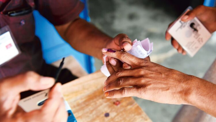 महाराष्ट्र में आज निकाय चुनाव के लिए वोटिंग शुरू, 6 हजार से ज्यादा पदों के लिए हो रहे मतदान