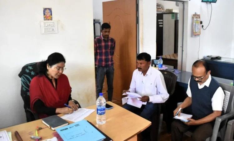 धान खरीदी केंद्रों का कलेक्टर ने किया आकस्मिक निरीक्षण