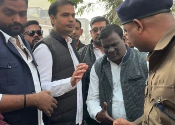 रायगढ़ की बिगड़ती ट्रैफिक व्यवस्था पर युवा कांग्रेस का हल्ला बोल, ट्रैफिक थाने में सौंपा ज्ञापन