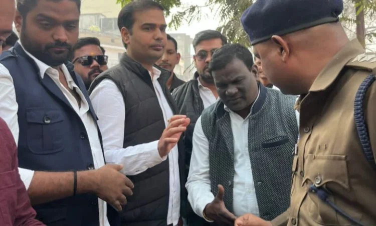 रायगढ़ की बिगड़ती ट्रैफिक व्यवस्था पर युवा कांग्रेस का हल्ला बोल, ट्रैफिक थाने में सौंपा ज्ञापन