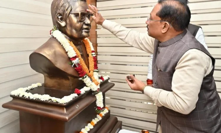 मुख्यमंत्री विष्णु देव साय ने भारत रत्न अटल बिहारी वाजपेयी की प्रतिमा पर माल्यार्पण कर दी श्रद्धांजलि