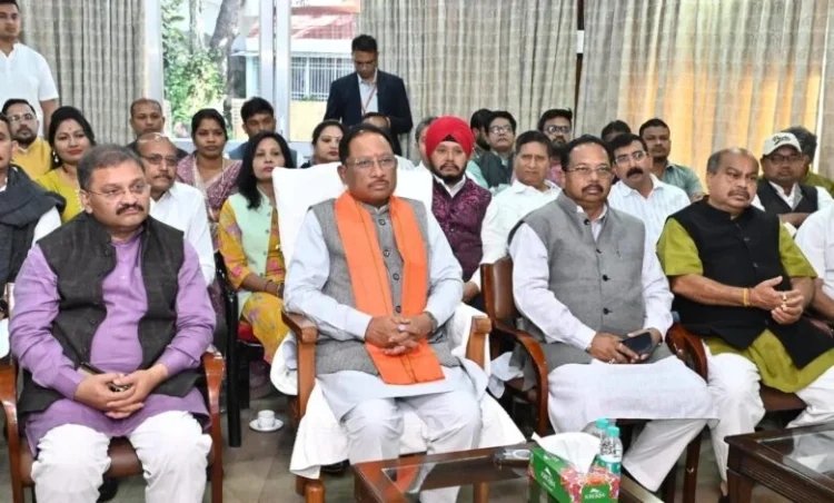 मुख्यमंत्री विष्णु देव साय ने जनप्रतिनिधियों संग ‘मन की बात’ कार्यक्रम की 129वीं कड़ी का श्रवण