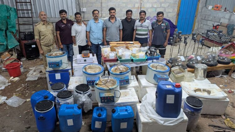 झाड़ियों में बनी ड्रग फैक्ट्री पकड़ी गई:/ DRI ने महाराष्ट्र में की बड़ी कार्रवाई, 200 करोड़ की मेफेड्रोन और तीन आरोपी दबोचे