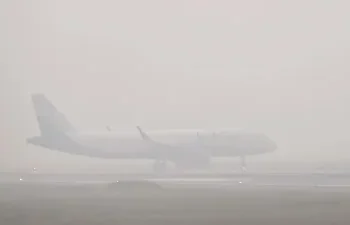 घने कोहरे ने बिगाड़ा हवाई सफर; दिल्ली एयरपोर्ट पर 150 से ज्यादा फ्लाइट्स लेट, जानें डिटेल