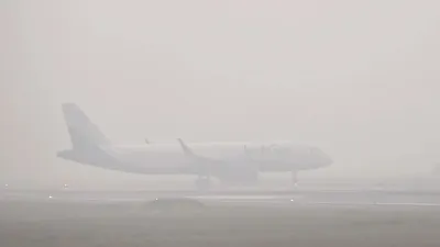 घने कोहरे ने बिगाड़ा हवाई सफर; दिल्ली एयरपोर्ट पर 150 से ज्यादा फ्लाइट्स लेट, जानें डिटेल