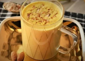 रोज रात में सोने से पहले दूध में मिलाकर पी लें ये 2 चीजें, मिलेंगे फायदे ही फायदे