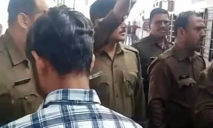 एक्सप्रेस ट्रेन में आतंकी सूचना मिलते ही मचा हड़कंप, पुलिस ने 4 लोगों को हिरासत में लिया