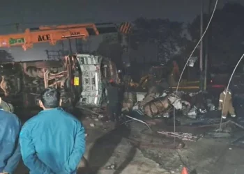 भीषण सड़क हादसा; बस पर ट्रक की भयंकर टक्कर से 3 लोगों की मौत… यात्री शीशा तोड़कर कूदे, 24 झुलसे…