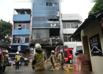 इंडोनेशिया में खौफनाक हादसा :/जकार्ता में भीषण आग का कहर: 7 मंजिला ऑफिस बिल्डिंग में लगी आग, 20 लोगों की दर्दनाक मौत