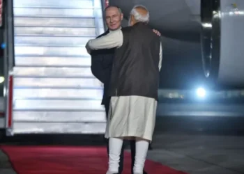रूस के राष्ट्रपति पुतिन दिल्ली पहुंचे, प्रोटोकॉल तोड़ कर रिसीव करने एयरपोर्ट पहुंचे पीएम मोदी