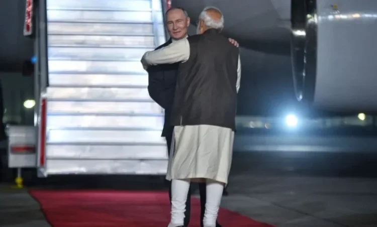 रूस के राष्ट्रपति पुतिन दिल्ली पहुंचे, प्रोटोकॉल तोड़ कर रिसीव करने एयरपोर्ट पहुंचे पीएम मोदी