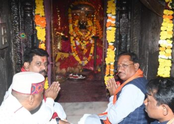 मुख्यमंत्री विष्णु देव साय ने बस्तर की आराध्य देवी मां दंतेश्वरी की पूजा-अर्चना कर प्रदेशवासियों के सुख-समृद्धि और खुशहाली की कामना की
