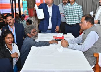 60 वर्षीय अविवाहित श्रमिक हनुमंत राव का नहीं बना था राशन कार्ड : मुख्यमंत्री ने जनदर्शन में तत्काल राशन कार्ड बनाने के दिए निर्देश, मिलेगा शासकीय योजनाओं का लाभ