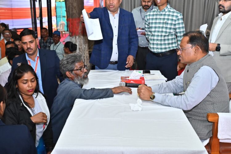 60 वर्षीय अविवाहित श्रमिक  हनुमंत राव का नहीं बना था राशन कार्ड : मुख्यमंत्री ने जनदर्शन में तत्काल राशन कार्ड बनाने के दिए निर्देश, मिलेगा शासकीय योजनाओं का लाभ