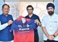 छत्तीसगढ़ में आईपीएल की तैयारी: मुख्यमंत्री साय को आरसीबी का जर्सी भेंट