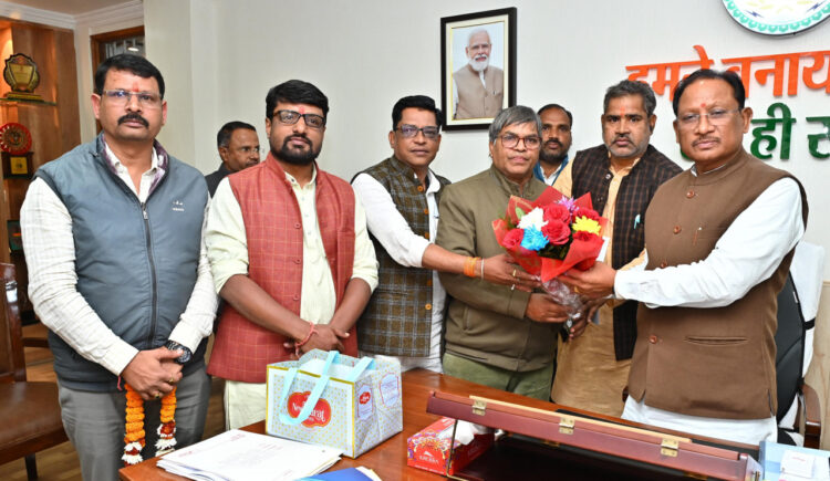 मुख्यमंत्री  विष्णुदेव साय से वीर शहीद दीपक भारद्वाज स्मृति समिति के सदस्यों की सौजन्य मुलाकात