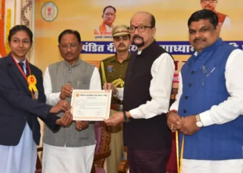 राज्यपाल रमेन डेका एवं मुख्यमंत्री विष्णुदेव साय ने 10वीं और 12वीं परीक्षा के मेधावी विद्यार्थियों को किया सम्मानित