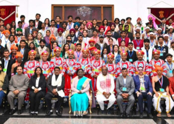 राष्ट्रपति भवन में छत्तीसगढ़ की झांकी कलाकारों का सम्मान