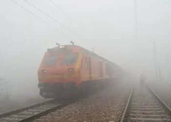 घने कोहरे का असर, दिल्ली आने वाली 20 से अधिक ट्रेनें घंटों की देरी से चल रहीं, देखें पूरी सूची