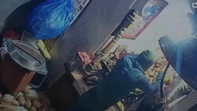 छत्तीसगढ़ के जगदलपुर में मां दंतेश्वरी मंदिर में चोरी, कीमती सोने-चांदी के आभूषण चोरी; श्रद्धालुओं की आवाजाही पर लगी रोक ।