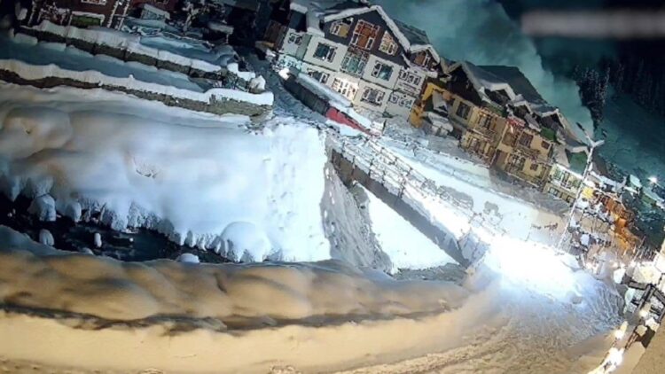 सोनमर्ग में बर्फीला तूफान, कई होटलों को नुकसान; वीडियो में कैद हुआ खौफनाक मंजर
