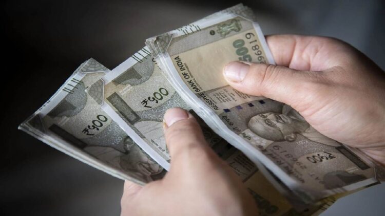 2026 में सैलरी बढ़ोतरी मिलेगी या बढ़ेगा इंतजार? 8वें वेतन आयोग को लेकर बड़ा अपडेट