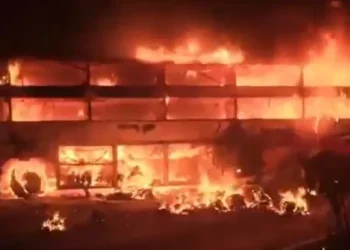 बस और ट्रक की जोरदार टक्कर, आग लगने से ड्राइवर समेत इतने लोगों की मौत