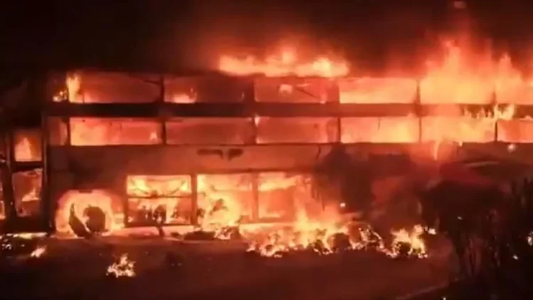 बस और ट्रक की जोरदार टक्कर, आग लगने से ड्राइवर समेत इतने लोगों की मौत