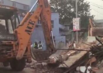 रेप के आरोपी के घर पर चला बुलडोजर, नगर निगम की कार्रवाई से इलाके में अफरा-तफरी