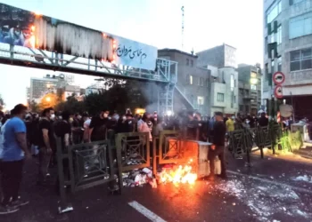 ईरान में हालात बेकाबू, कई शहरों में उग्र प्रदर्शन; इंटरनेट और फोन सेवाएं बंद, 42 की मौत,  पढ़े पूरी खबर